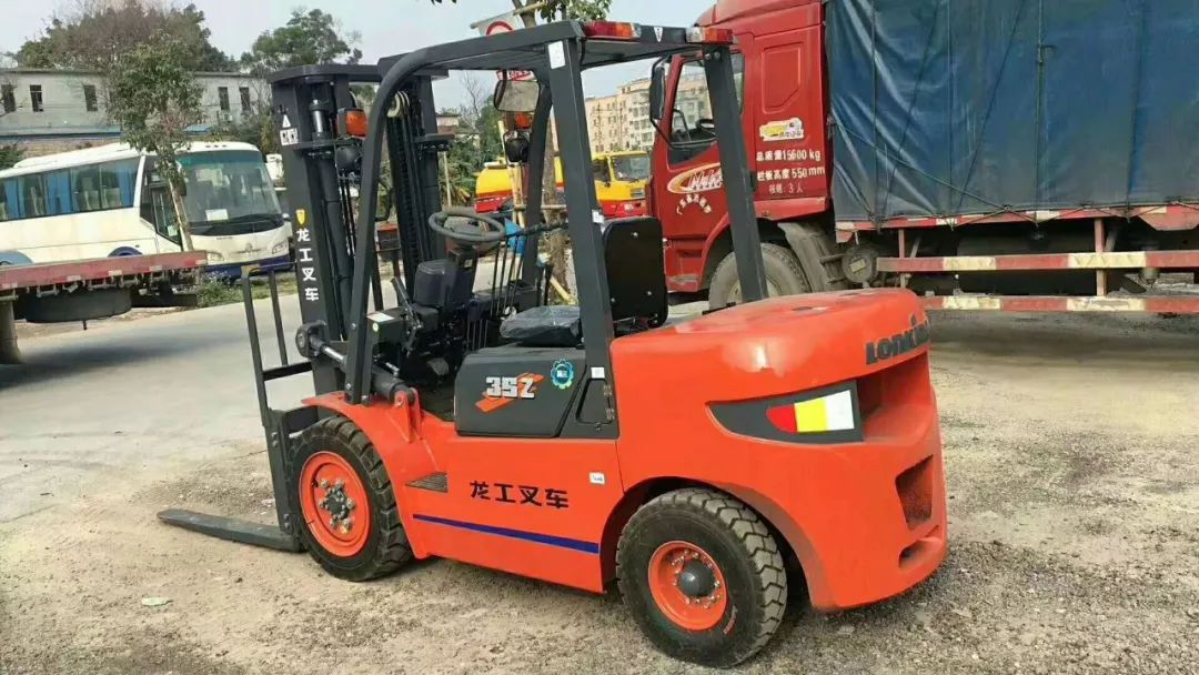 南昌龍工出租類(lèi)型叉車(chē).jpg